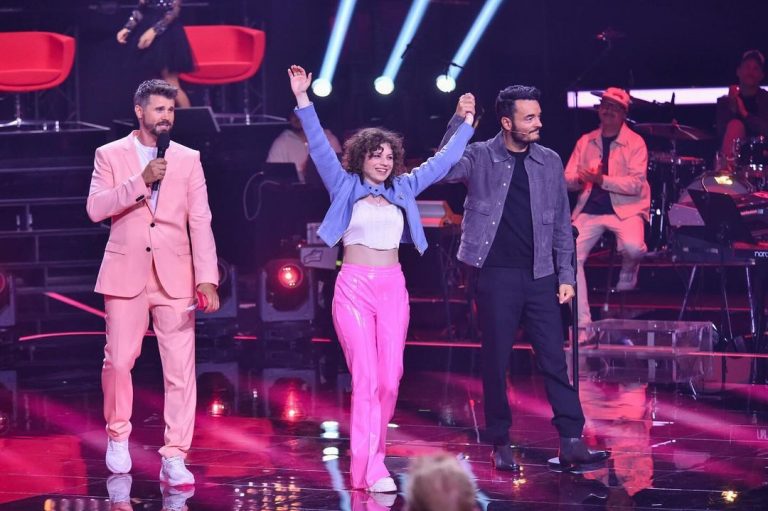 Lizi Gozalishvili feiert ihren Sieg im Battle von The Voice of Germany, flankiert von Giovanni Zarrella und Thore Schölermann